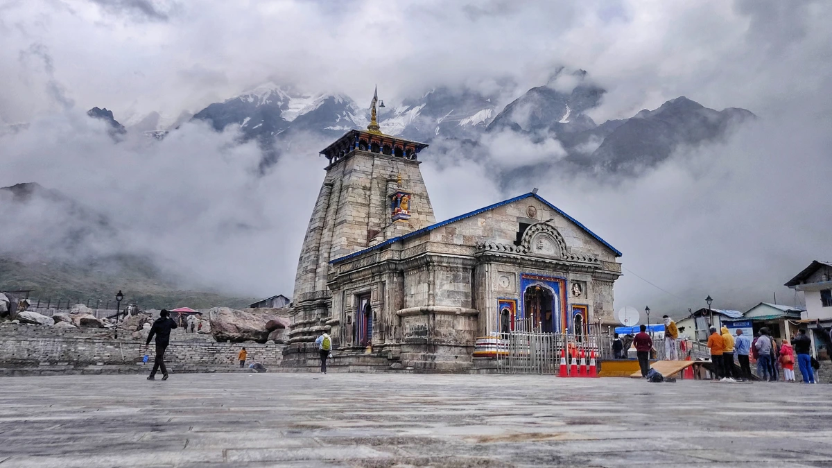 Kedarnath Temple first timer guide showing temple exterior and sacred Shiva Jyotirlinga inside the sanctum